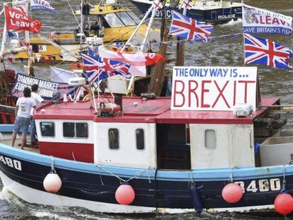 Una flotilla de barcos de pesca, organizada por el l&iacute;der de UKIP, Nigel Farage, navega por el T&aacute;mesis, en Londres (Reino Unido). Farage contin&uacute;a con la campa&ntilde;a a favor de la salida del pa&iacute;s de la Uni&oacute;n Europea. EFE