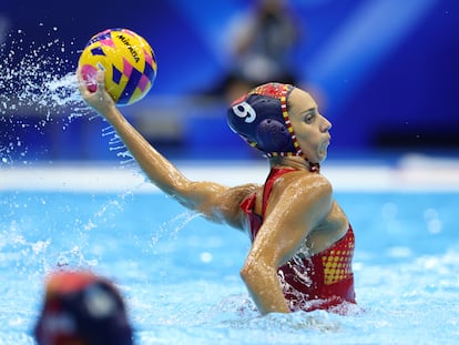 Judith Forca Ariza, la goleadora de España (5 tantos), arma el brazo ante Hungría, este lunes en Fukuoka.