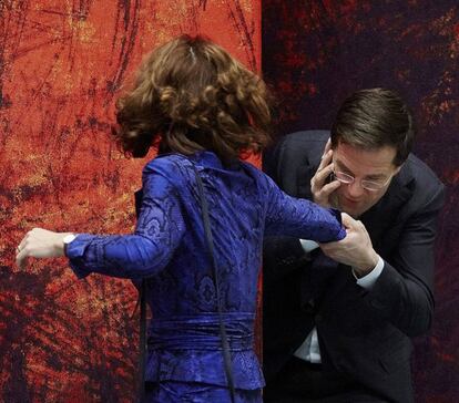 El primer ministro holandés, Mark Rutte da un beso en la mano a la presidenta de la cámara, Anouchka van Miltenburg antes del comienzo del debate sobre el calendario para la cumbre europea.