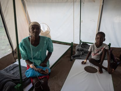 Una mujer y un niño permanecen ingresados en el Centro de Tratamiento del Cólera (CTC) de Médicos Sin Fronteras (MSF) en el barrio de Cité-Soleil en Puerto Príncipe (Haití) en octubre 2022.