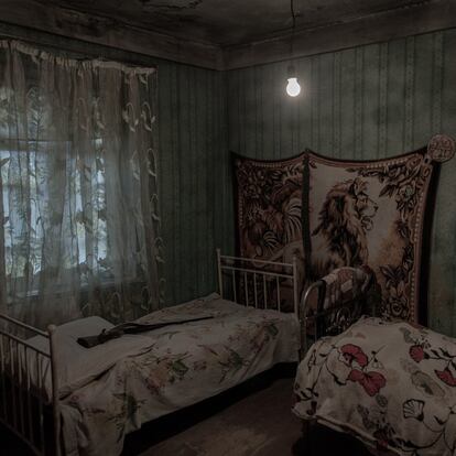 Dormitorio de una casa del pueblo de Jviti, a pocos kilómetros de las posiciones rusas en Osetia del Sur. En esta zona, la montaña separa a los dos países y la gente teme más que en otros lugares una posible agresión rusa. Rusia y Osetia del Sur insisten en que es una frontera como cualquier otra –Venezuela, Nicaragua y Nauru también la reconocen– mientras que Georgia la llama “la línea de ocupación”. La Unión Europea (UE), que tiene a unos 200 observadores en Georgia para vigilar de cerca el cumplimiento del acuerdo que puso fin a la guerra entre Rusia y Georgia en 2008, también mantiene que no hay una frontera real, sino solo “una línea fronteriza administrativa”.