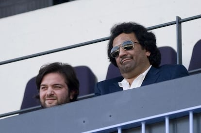 Al-Thani en el palco de la Rosaleda.