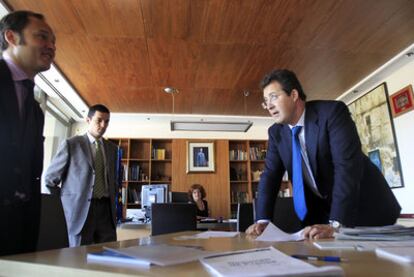 El nuevo alcalde de Leganés, Jesús Gómez (derecha), cifra la deuda del municipio en 88 millones de euros. En la imagen, en su primer día en el cargo.
