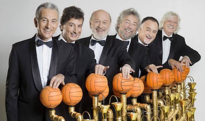 Les Luthiers con Martín O'Connor, el segundo empezando por la derecha.