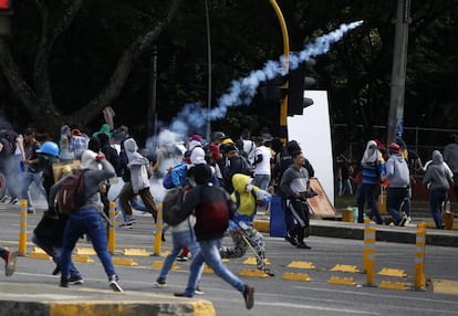 Las primeras manifestaciones durante esta huelga nacional han salido de universidades públicas de Bogotá, Medellín y Cali. En la imagen, grupos de manifestantes se enfrentan a la policía y al Escuadrón Móvil Antidisturbios (ESMAD), en Bogotá.