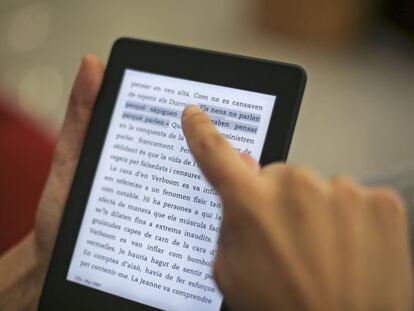 El lector digital permet subratllar amb el dit. 
