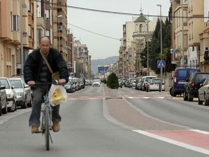Un ciclista recorre la nueva avenida de Castelló de Nules, ayer.