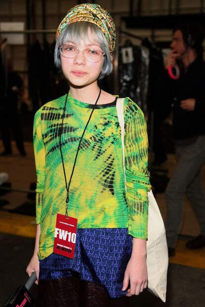 1. El 31 de marzo de 2008, con 11 años, Tavi Gevinson pone en marcha The Style Rookie, el blog que la haría famosa. La entrada era escueta: “Soy nueva aquí…. Últimamente me he interesado mucho por la moda y me gusta hacer cuadernos y galerías de imágenes de modelos y diseños de alta costura. Me gustaría conocer webs y revistas chulas, así que cualquier comentario será bienvenido. Mi intención es subir fotos en el futuro, pero de momento solo estoy empezando. Sinceramente, Tavi”.