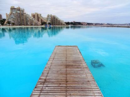 Más que una piscina, es una laguna artificial situada en el complejo vacacional San Alfonso del Mar, a unos noventa kilómetros de Santiago de Chile. Así se explica que en algunas áreas tenga 35 metros de profundidad y que ocupe más de un kilómetro de largo. Su construcción llevó cinco años y se terminó en 2006. Semejante obra fue llenada con 250 millones de litros de agua de mar purificada. Los huéspedes del resort en el que está incluida pueden bucear en ella, hacer windsurf o incluso viajar en velero. Por cierto, una curiosidad que no deja de ser lo más chocante de todo: tiene el mar y la playa justo al lado. Cuestión de gustos...