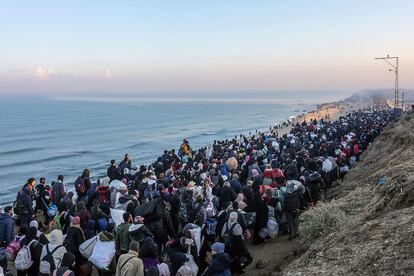 Columna de desplazados caminan por la carretera Al Rashid en el centro de Gaza. El número de muertos por la ofensiva israelí superó las 47.000 personas, según el último recuento del Ministerio de Sanidad, controlado por Hamás.