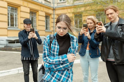 Las situaciones de acoso en la vida real a menudo continúan en el mundo digital.