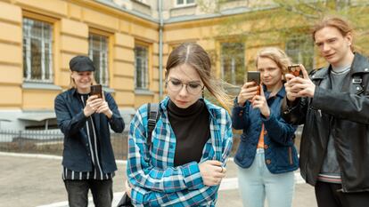 Las situaciones de acoso en la vida real a menudo continúan en el mundo digital.