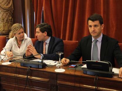 Ramón Gómez, a la derecha, esta tarde durante el pleno del Ayuntamiento de San Sebastián.
