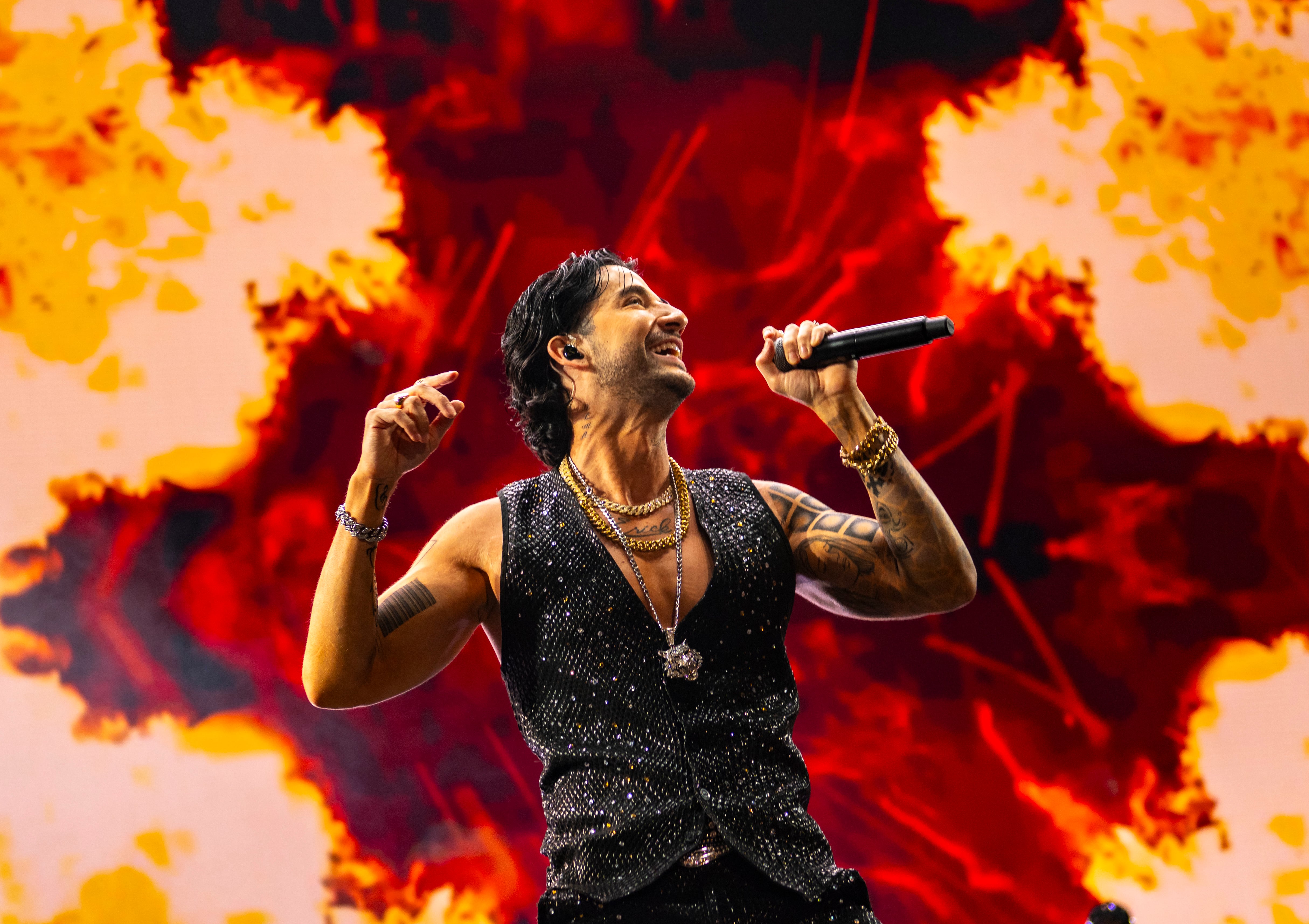 El actor Carlos Torres, en su papel de Charly Flow durante el concierto de 'La Reina del Flow' en el Movistar Arena de Madrid, el pasado 2 de julio.