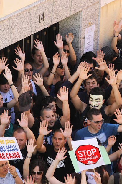 Los manifestantes bloquean el portal donde vive la familia de Anuar.