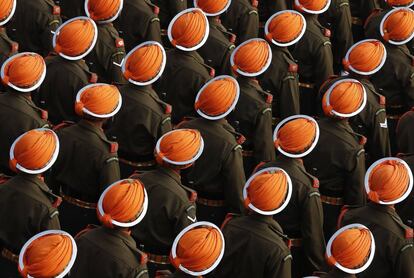 Soldados del ejército de la India marchan durante el ensayo general para el desfile del día de la República en Nueva Delhi que se celebrará el próximo domingo