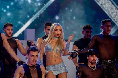 Pero si hay una cantante española que pueda considerarse heredera de la polifacética carrera de Carrá esa es la malagueña Ana Mena, que también ha sabido enamorar por igual al público español y al italiano, con varios hits en el país transalpino. Además, comparte su gusto por un buen brilli-brilli sobre el escenario, ha presentado las Campanadas al igual que la Carrá y pronto seguirá sus pasos también como actriz con su protagonista en la película Ídolos. Preguntada en TVE por esta comparación, Mena no pudo evitar sonrojarse: “Eso ya son palabras mayores…”.