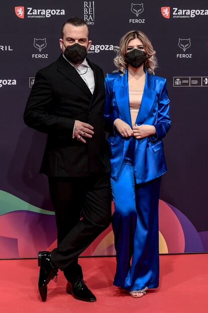 Los encargados de conducir la gala, Nacho Vigalondo y Paula Púa. La cómica ha lucido un traje de pantalón y chaqueta firmado por Adriana Iglesias con 'crop top', en color azul eléctrico, de Eres.