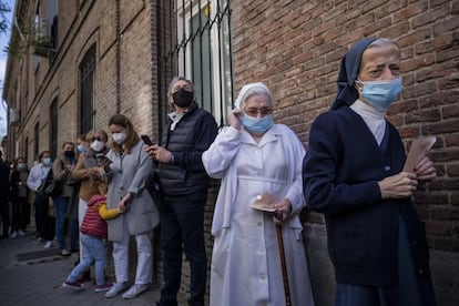 Varias personas hacen cola para votar en un colegio electoral del centro de Madrid, el pasado martes.