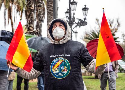 Un participante en la concentración de policías y guardias civiles del pasado miércoles en Valencia con una camiseta de Jusapol, convocante de la manifestación de Madrid.