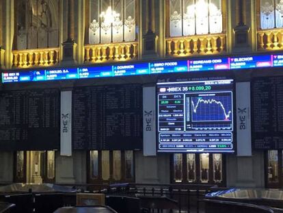 Vista del interior de la Bolsa de Madrid este lunes. 