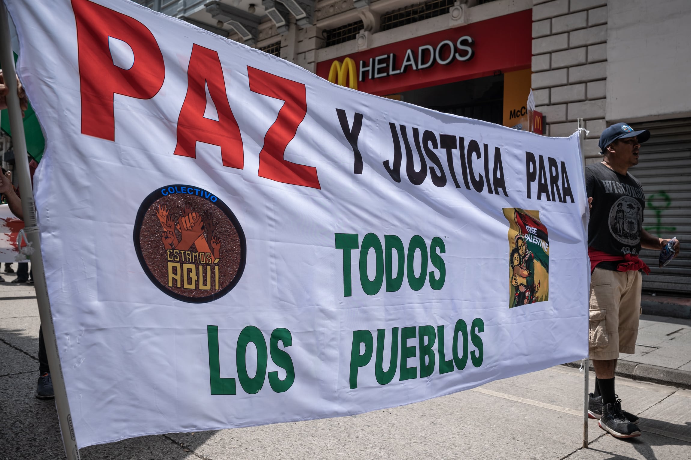 Osmín Tobar con la pancarta del colectivo 'Estamos Aquí' en la manifestación en apoyo del pueblo palestino en la Ciudad de Guatemala el 5 de octubre de 2024.