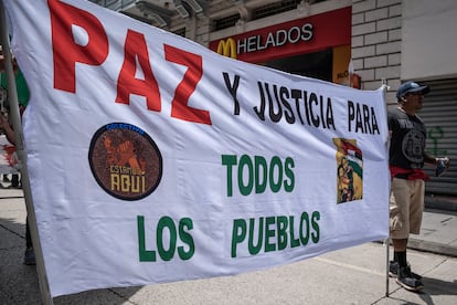 Osmín Tobar con la pancarta del colectivo 'Estamos Aquí' en la manifestación en apoyo del pueblo palestino en la Ciudad de Guatemala el 5 de octubre de 2024.