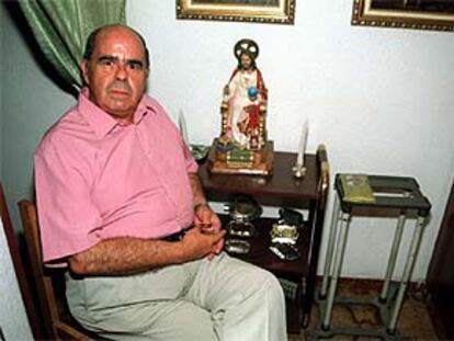 El cura casado Pedro Talavera Arboleda, ayer, en su casa de Granada.