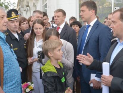 Dimitri Medv&eacute;dev habla con residentes en Sebastopol (Crimea), este domingo.