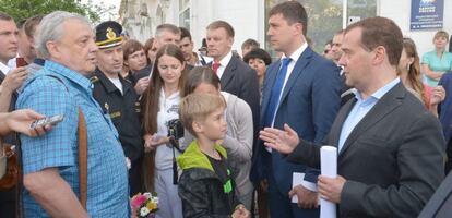 Dimitri Medvédev habla con residentes en Sebastopol (Crimea), este domingo.