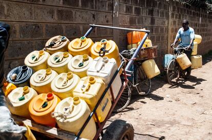 El bidón es un símbolo en todo el continente africano. Acarrear agua en ellos cargados en carros es una práctica común en zonas más urbanas, como esta en Nairobi (Kenia).