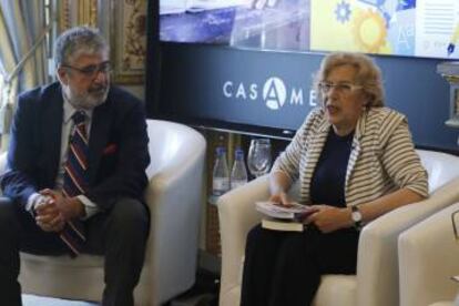 El economista jefe del BID, Jos&eacute; Juan Ruiz, y la alcaldesa de Madrid, Manuela Carmena, el lunes en Madrid. 