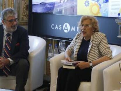 El economista jefe del BID, José Juan Ruiz, y la alcaldesa de Madrid, Manuela Carmena, el lunes en Madrid.
