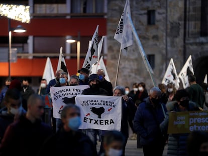 Cientos de personas en una manifestación convocada por la red de apoyo a los presos de ETA, Sare, en Arrasate (Gipuzkoa), el 31 de diciembre.
