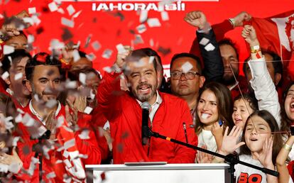 Carlos Fernando Galán Pachón celebra ante sus seguidores su victoria en las elecciones a la alcaldía de Bogotá.