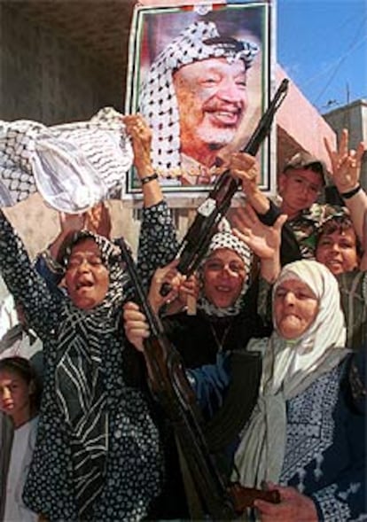 Varias mujeres con imágenes de Arafat se manifiestan en Ramala.