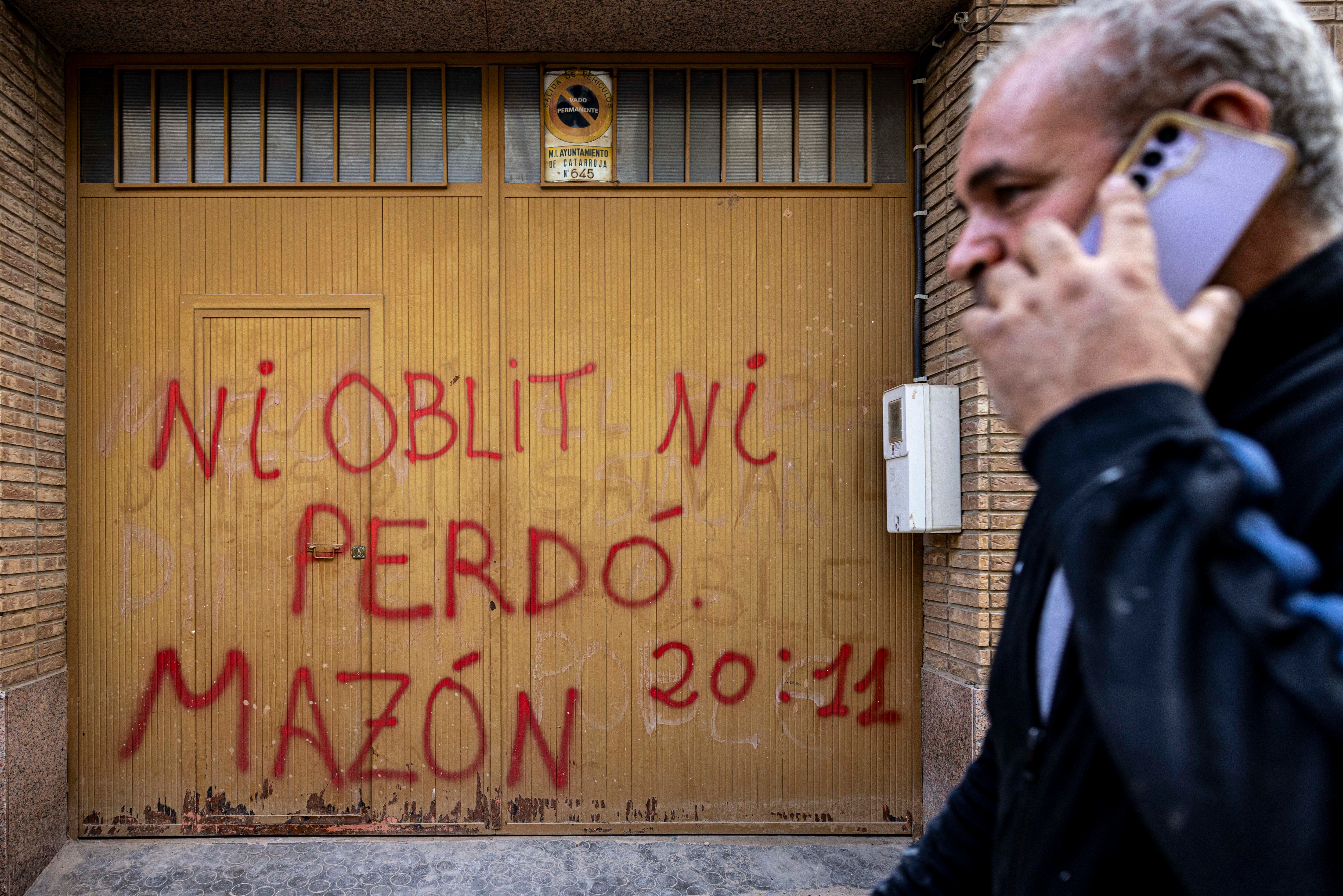 Pintada en la entrada de un garaje en Catarroja.