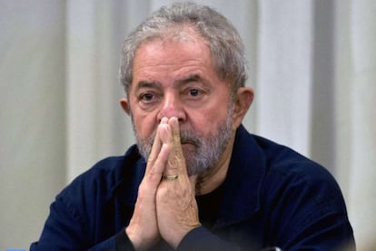 El expresidente Lula ocupó al centro de las atenciones en 2016 al entrar en la mira del caso Petrobras. La sospecha es que las constructoras, como OAS y Odebrecht, financiaron las reformas de un apartamento tríplex en Guarujá (São Paulo) y una casa de campo en Atibaia, también en São Paulo. La Justicia investiga si los caprichos se concedieron a cambio de favores en negociaciones con Petrobras. Acorralado, el expresidente expresó su irritación con lo que tildó de persecución y se dijo que ejerció presión para que cayese el ministro de Justicia, José Eduardo Cardozo, en febrero, porque este no estaba poniendo límites a la investigación. A partir de entonces, vivió un infierno particular, que pasó por declarar forzadamente, el 4 de marzo, ante la Policía Federal y por la divulgación de conversaciones privadas, incluso con la presidenta, el día 16. El juez Sérgio Moro mandó pinchar los teléfonos de Lula, una medida criticada incluso por miembros del Supremo. El día anterior, el PT presionó a la presidenta para que invitase al expresidente a asumir el cargo como jefe de gabinete, pero, en conversaciones divulgadas por la Policía Federal, quedó claro que si asumiese el cargo sería una oportunidad de escapar del alcance de Moro. Lula fue un tema constante en los noticiarios, lo que aumentó el sentimiento antiPT e inflamó la última manifestación callejera, el día 13 de marzo, aumentando la presión por el impeachment de la presidenta Dilma.