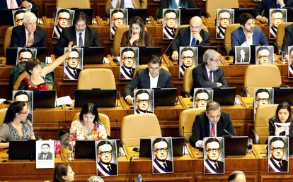 Imagens do falecido presidente do Chile, Salvador Allende, vistas no interior da sala de sessões do Congresso que comemora o 45º aniversário do golpe militar do Chile em 1973, em Valparaíso (Chile).