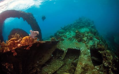 Restos de la cubierta del acorazado 'Vizcaya'.