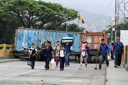 algunas personas cruzan el puente Simón Bolivar desde San Antonio del Tachira (Venezuela) a Cúcuta, Colombia.