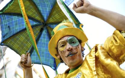 Un aficionado brasile&ntilde;o en R&iacute;o de Janeiro durante un partido de su selecci&oacute;n en el Mundial de Sud&aacute;frica 2010.