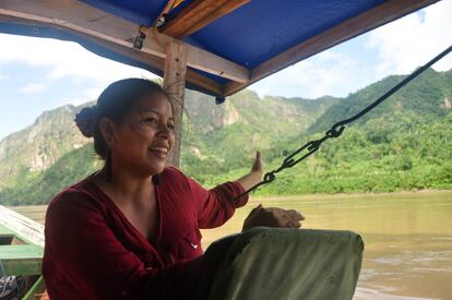 Camila Nay Vargas da explicaciones durante el recorrido hacia el angosto del Bala en barca.
