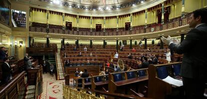 Un momento del pleno celebrado este miércoles en el Congreso de los Diputados en Madrid, que ha contado con una asistencia reducida de parlamentarios a causa de las medidas para contener el coronavirus. Además de la convalidación de los decretos económicos para paliar las consecuencias sociales de la pandemia del coronavirus, el Congreso debate la prórroga del estado de alarma hasta el próximo 11 de abril. 