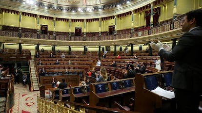 Un momento del pleno celebrado este miércoles en el Congreso de los Diputados en Madrid, que ha contado con una asistencia reducida de parlamentarios a causa de las medidas para contener el coronavirus. Además de la convalidación de los decretos económicos para paliar las consecuencias sociales de la pandemia del coronavirus, el Congreso debate la prórroga del estado de alarma hasta el próximo 11 de abril. 