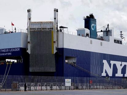 El buque 'Prometheus Leader', atracado en el puerto de Vigo.