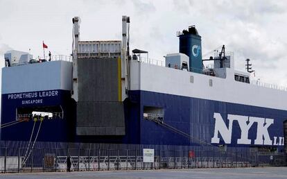 El buque 'Prometheus Leader', atracado en el puerto de Vigo.