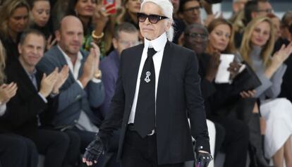 Karl Lagerfeld tras un desfile.