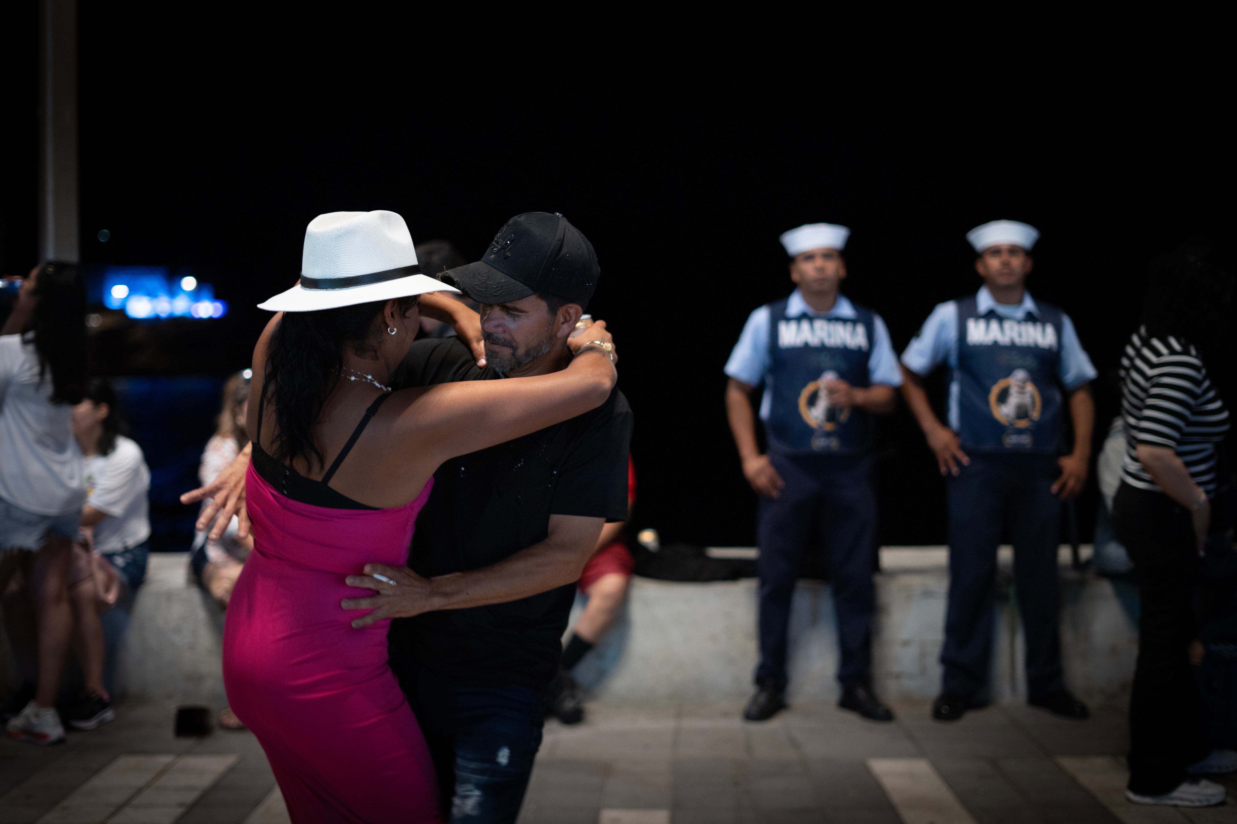 Asistentes a un concierto en la zona de Olas Altas, en el Carnaval de Mazatlán, Sinaloa, el 16 de febrero.
