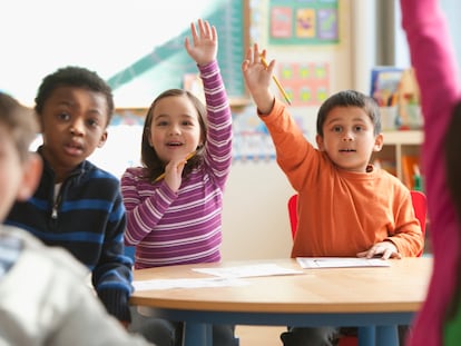 Estudiantes participan en clase.